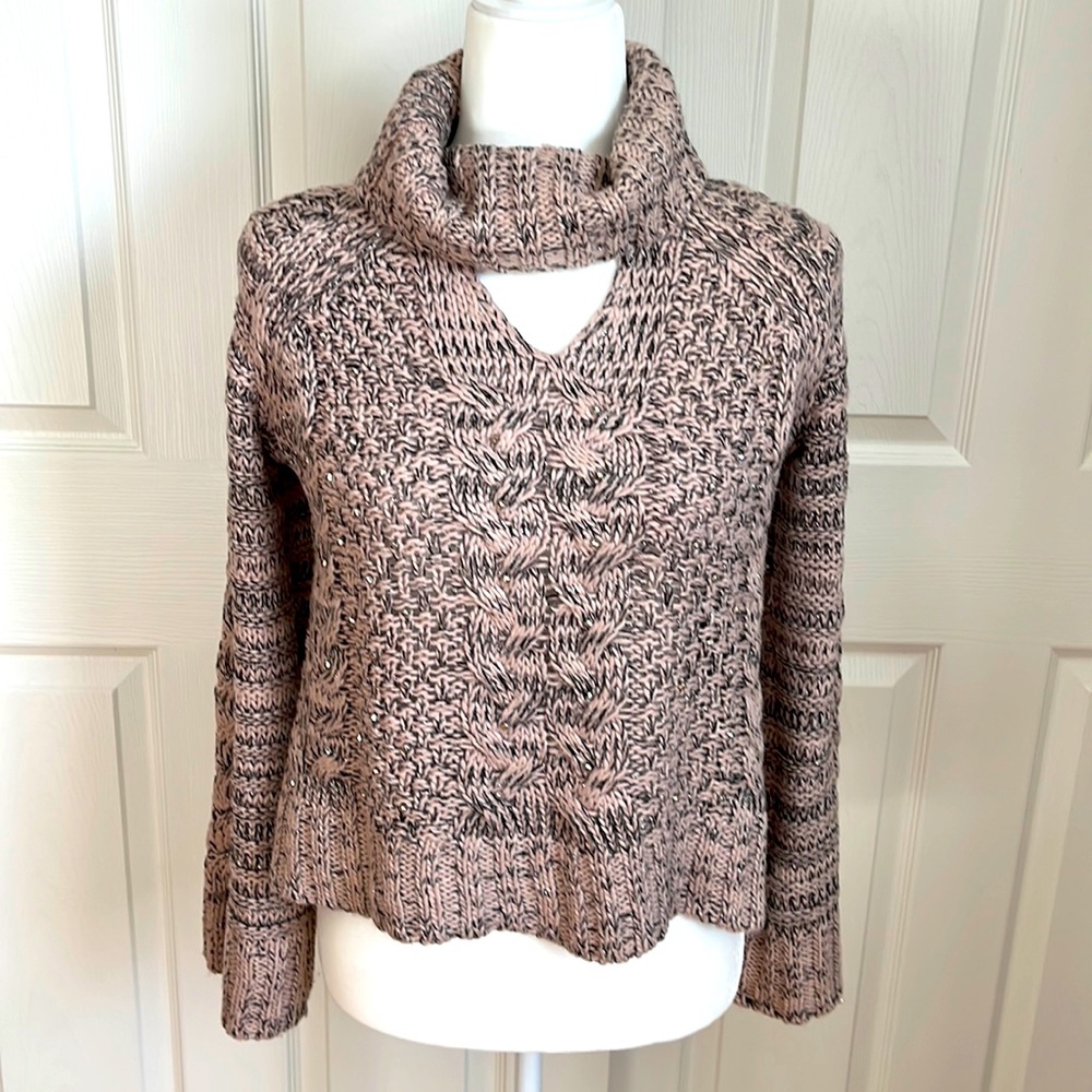 Jennifer Lopez: Sweater w/silver metallic threading and beads